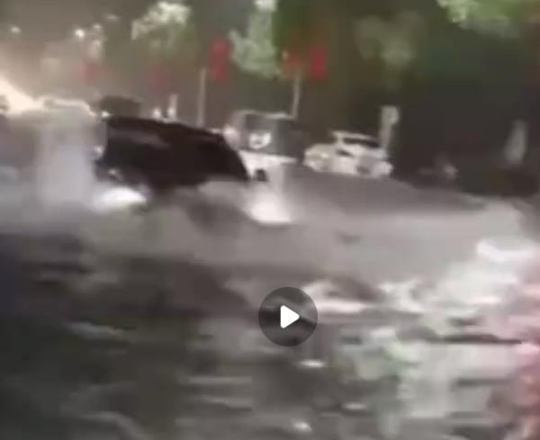 河南暴雨 南阳临街商铺被淹