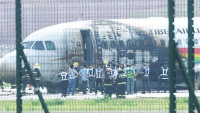 重庆机场客机起火40余人轻伤 飞机自燃导致多人受伤场面混乱