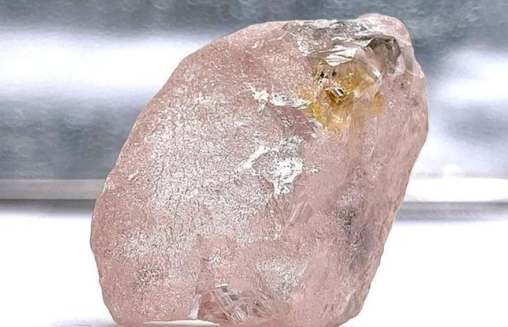安哥拉开采出300年未见大粉钻